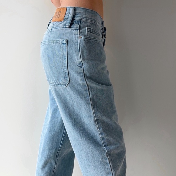 ‼️SOLD‼️BDG low rise straight leg bow fit light wash relaxed fit blue jeans - Picture 2 of 9